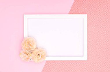 Pembe arkaplanda dekoratif fotoğraf çerçevesi