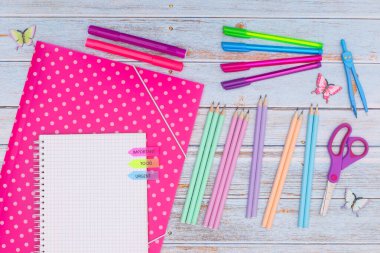 Okul kırtasiyesine geri dön. 