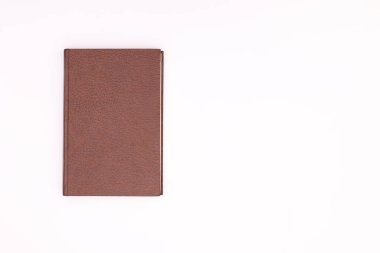 Beyaz tema üzerine sert kapak kitabı 