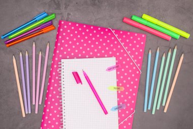 Okul kırtasiyesine geri dön. 