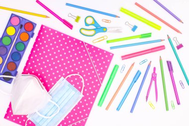Beyaz temalı okul kırtasiyesine geri dön 