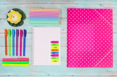 Okula ve ahşap masadaki iş kırtasiyesine. 