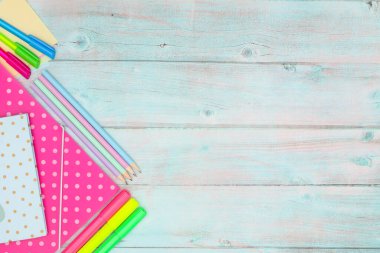 Okula ve ahşap masadaki iş kırtasiyesine. 