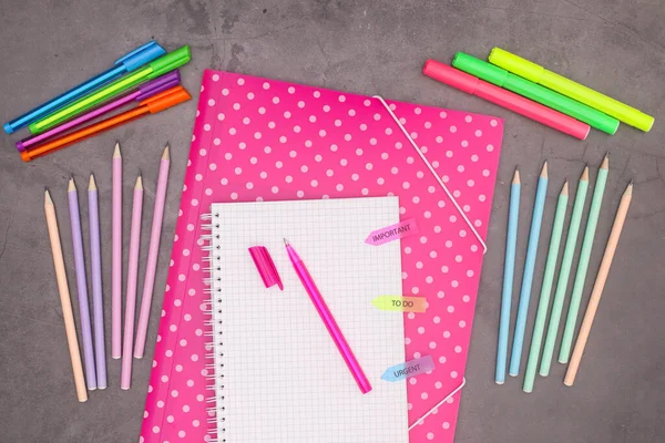 Okul kırtasiyesine geri dön. 