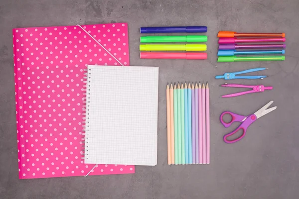 Okul kırtasiyesine geri dön. 