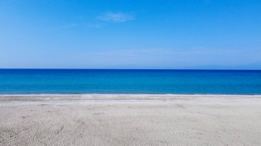 Boş tropik kumsal ve mavi denizin havadan görünüşü 