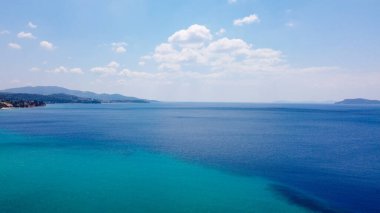 İnanılmaz mavi berrak denizin havadan görünüşü 