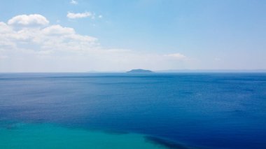 İnanılmaz mavi berrak denizin havadan görünüşü 