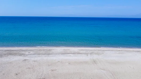空の熱帯砂のビーチと青い海の空中ビュー ロイヤリティフリーのストック写真