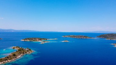 Mavi denizdeki adaların hava görüntüsü 