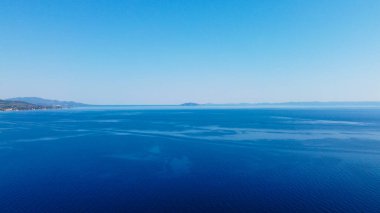 Gökyüzünden inanılmaz mavi turkuaz deniz. 