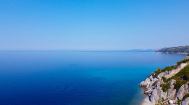 Açık deniz ve tropik sahil manzarası