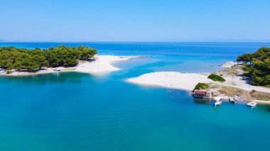 Aralarında egzotik iki kumsal ve mavi deniz var. Hava görünümü 