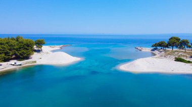 Aralarında egzotik iki kumsal ve mavi deniz var. Hava görünümü 