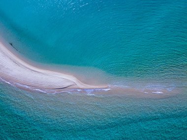 Her iki tarafında deniz olan egzotik uzun kumsal manzarası. 
