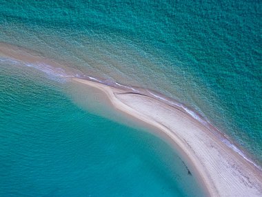 Her iki tarafında deniz olan egzotik uzun kumsal manzarası. 