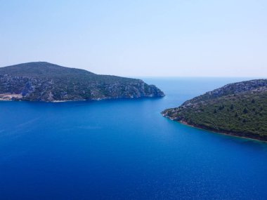 Açık deniz ve tropik sahil manzarası