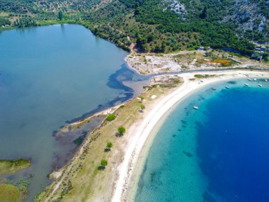 Egzotik kumsal ve gökyüzünden şeffaf mavi deniz. 