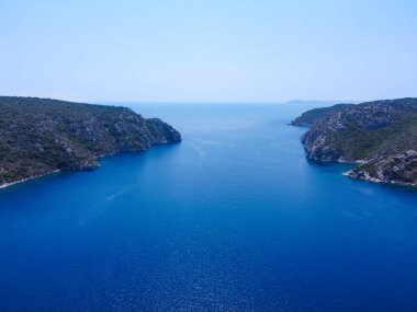 Açık deniz ve tropik sahil manzarası