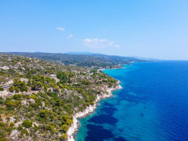 Açık deniz ve tropik sahil manzarası