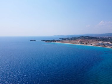 Açık deniz ve tropik sahil manzarası