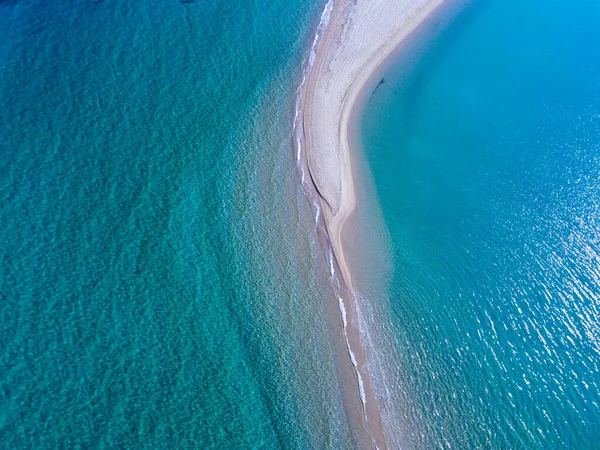 Her iki tarafında deniz olan egzotik uzun kumsal manzarası. 