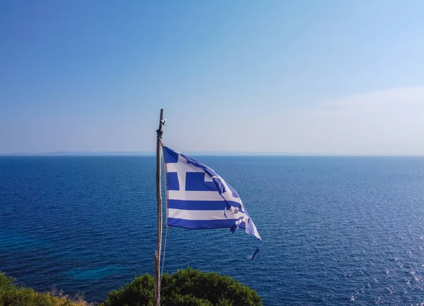Yunan bayrağı ve mavi deniz arkada 
