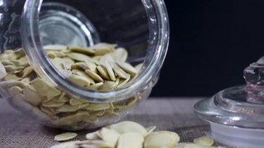 Masadaki cam kavanozda atıştırmak için sağlıklı organik tohumlar. 