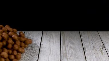 Tahta masaya çikolata topları atmak. Yavaşça kapat. 