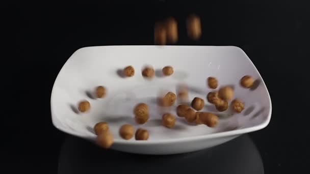 Despejando Bolas Chocolate Para Lanche Placa Branca Movimento Lento — Vídeo de Stock