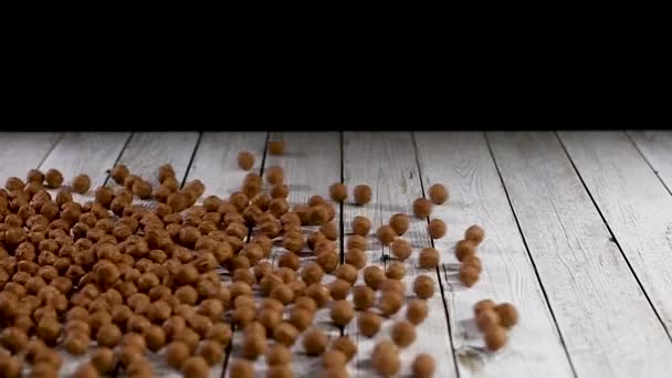 把巧克力球扔在木制桌子上 特写慢动作 — 图库视频影像