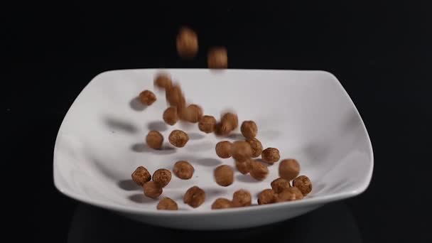 Verter Bolas Chocolate Para Picar Plato Blanco Movimiento Lento — Vídeo de stock