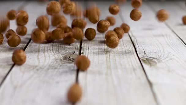 把巧克力球扔在木制桌子上 特写慢动作 — 图库视频影像
