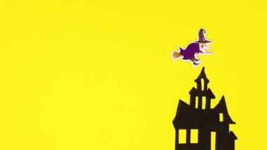 Cadılar Bayramı süslemeleri ve sarı temalı Cadılar Bayramı çıkartmaları. Hareketi durdur 