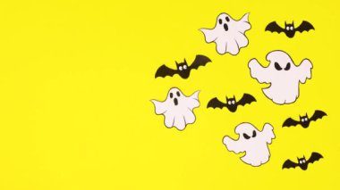 Cadılar Bayramı süslemeleri ve sarı temalı Cadılar Bayramı çıkartmaları. Hareketi durdur 