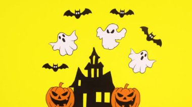 Cadılar Bayramı süslemeleri ve sarı temalı Cadılar Bayramı çıkartmaları. Hareketi durdur 