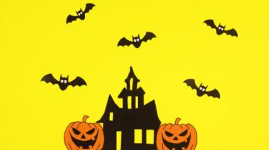 Cadılar Bayramı süslemeleri ve sarı temalı Cadılar Bayramı çıkartmaları. Hareketi durdur 