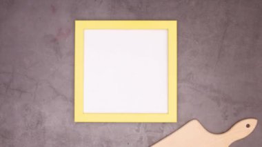 Koyu temalı kurabiye ve sarı çerçeve yapmak için malzemeler ve bakkaliye. Hareketi durdur