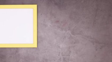 Koyu temalı kurabiye ve sarı çerçeve yapmak için malzemeler ve bakkaliye. Hareketi durdur