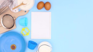 Kurabiye yapmak için malzemeler ve mavi temalı tarif için beyaz çerçeve. Hareketi durdur 