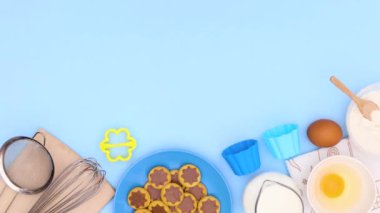 Pişirme malzemeleri ve mavi temalı çikolatalı kurabiyeler. Hareketi durdur 