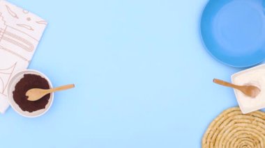 Pişirme malzemeleri ve mavi temalı çikolatalı kurabiyeler. Hareketi durdur 