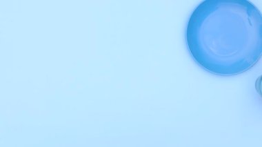 Pişirme malzemeleri ve mavi temalı çikolatalı kurabiyeler. Hareketi durdur 