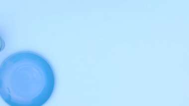 Pişirme malzemeleri ve mavi temalı çikolatalı kurabiyeler. Hareketi durdur 