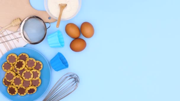 파란색 주제로 쿠키를 만들기 재료와 식료품 — 비디오