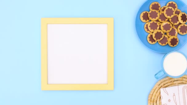 Deliciosos Biscoitos Placa Azul Moldura Para Receita Sobre Tema Azul — Vídeo de Stock