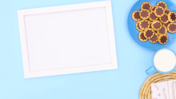 Deliciosos Biscoitos Placa Azul Moldura Para Receita Sobre Tema Azul — Vídeo de Stock