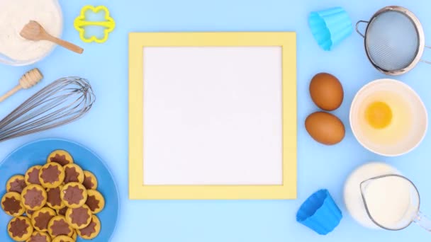 レシピのための黄色のフレーム プレート内のクッキーや青をテーマに焼くための成分 動くな — ストック動画