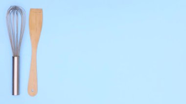 Tabaktaki kurabiyeler ve malzemeler mavi temada görünür. Hareketi durdur