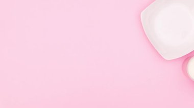 Çikolatalı kurabiyeler ve pişirme malzemeleri pembe temada görünür. Nokta hareketi 